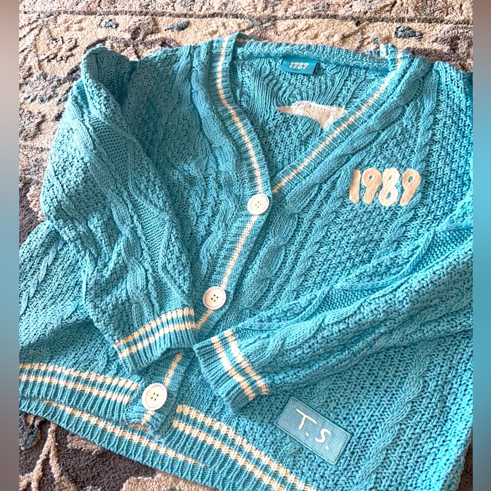 🩵Authentic 1989 T.V Cardigan🩵